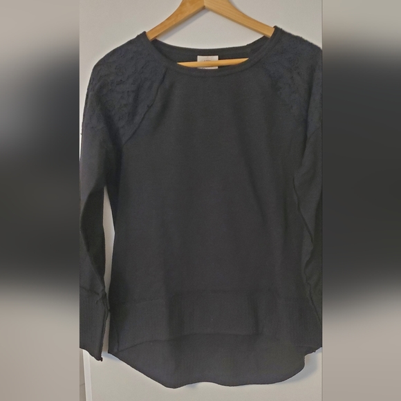 Black sweatshirt with lace should detail - Picture 2 of 3